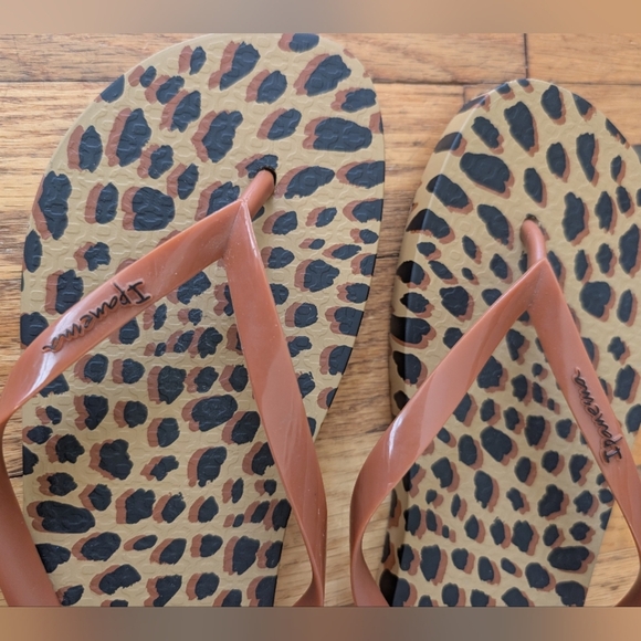 Ipanema Leopard Print Flip Flops with Tan Straps - Picture 3 of 6